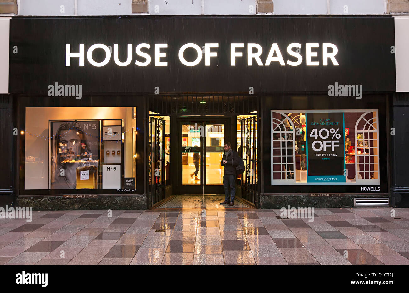House of Fraser Ladenfront mit Verkaufsschild, Cardiff, Wales, UK Stockfoto