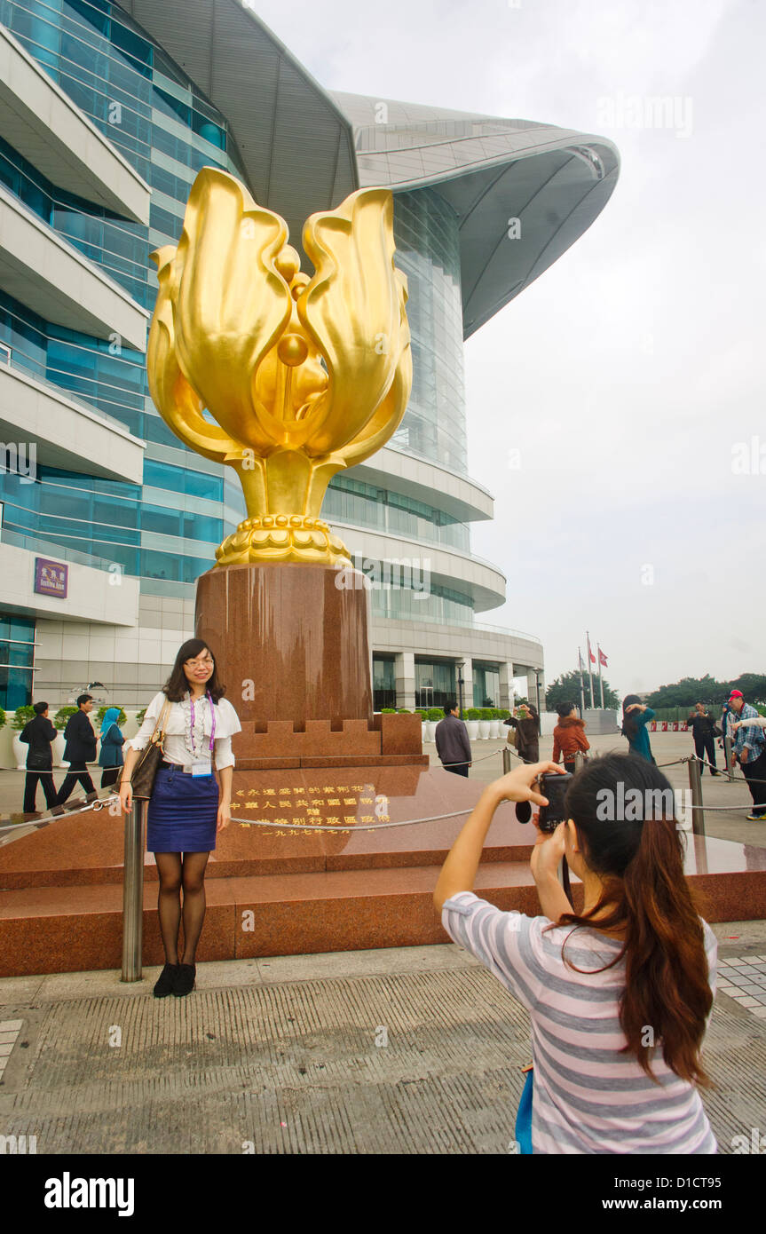 Tourist ist vor der golden Bauhinia Skulptur fertig gestellt. Stockfoto