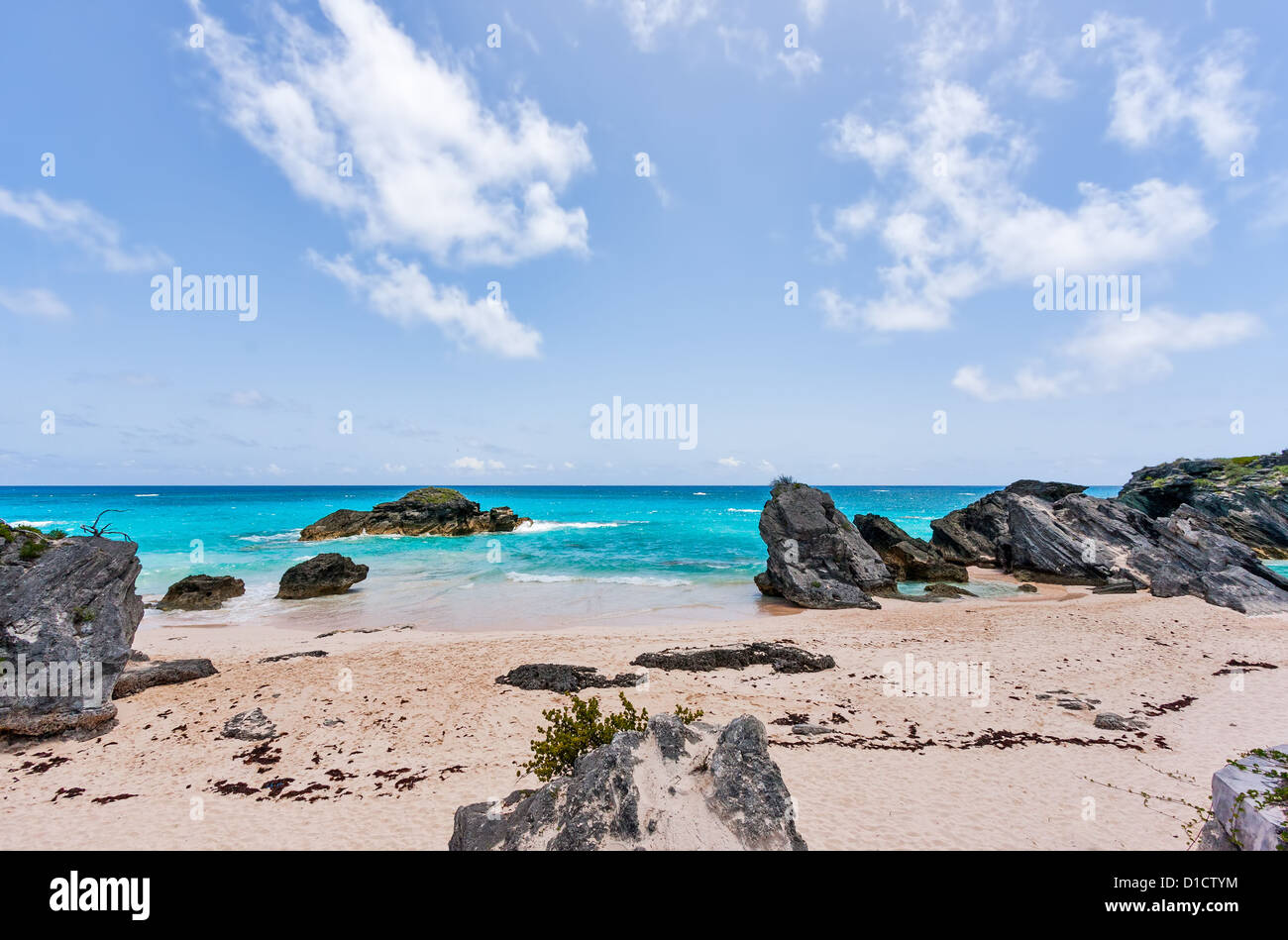 Horseshoe Bay in Bermuda. Sand und Geröll sind im Vordergrund vor dem blauen Wasser. Es ist ein sonniger Tag. Stockfoto