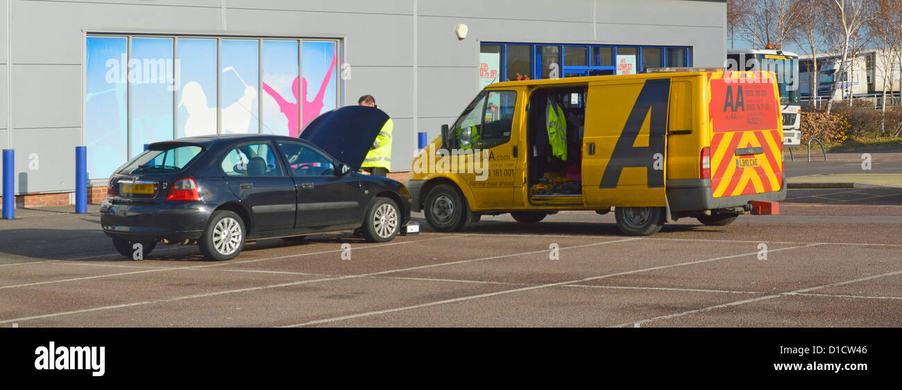 AA Ausfall Rettung van und Streifenpolizist behandelnden Auto in Einkaufszentren Fachmarktzentrum Stockfoto