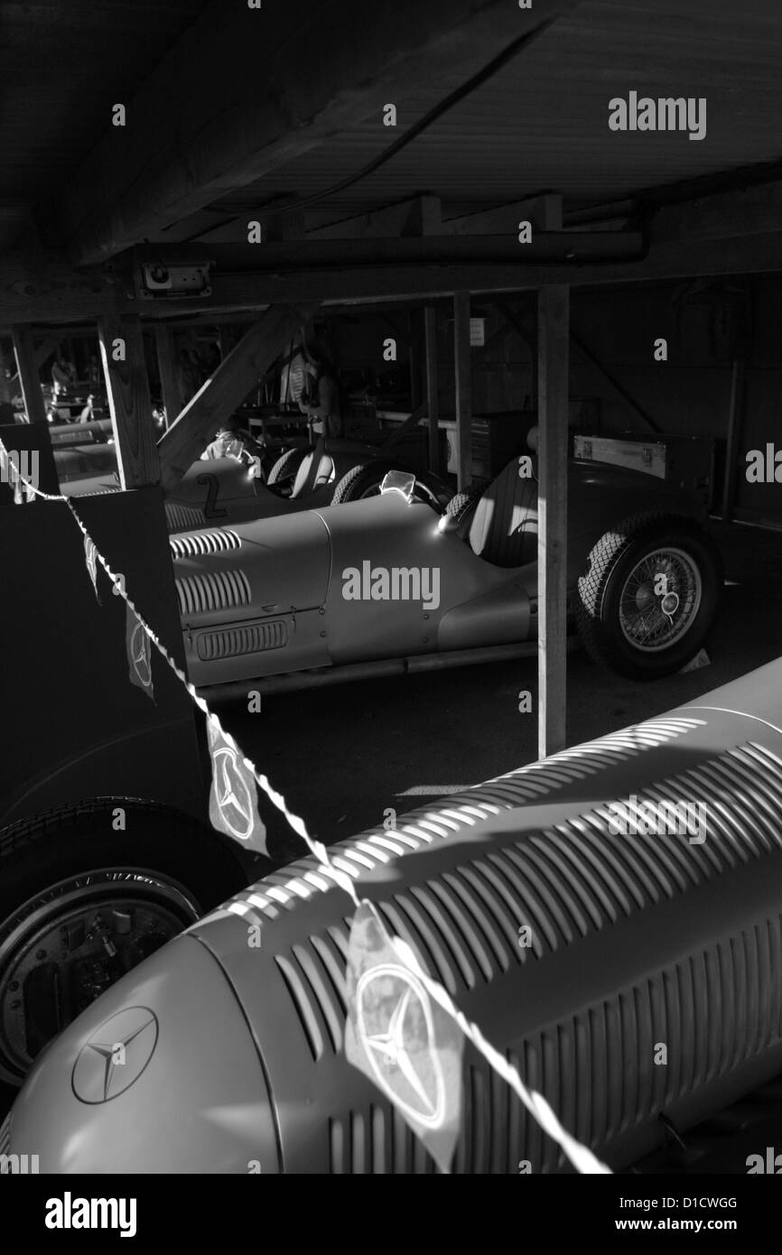 Silberne Pfeile Autos von Mercedes und Auto Union ruhen im Fahrerlager vor eine Reihe von Demonstrationsrunden, Goodwood 2012 zu tun. Stockfoto