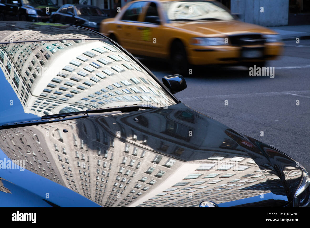 New York City, USA, Reflexion auf das Empire State Building in einem Auto Stockfoto