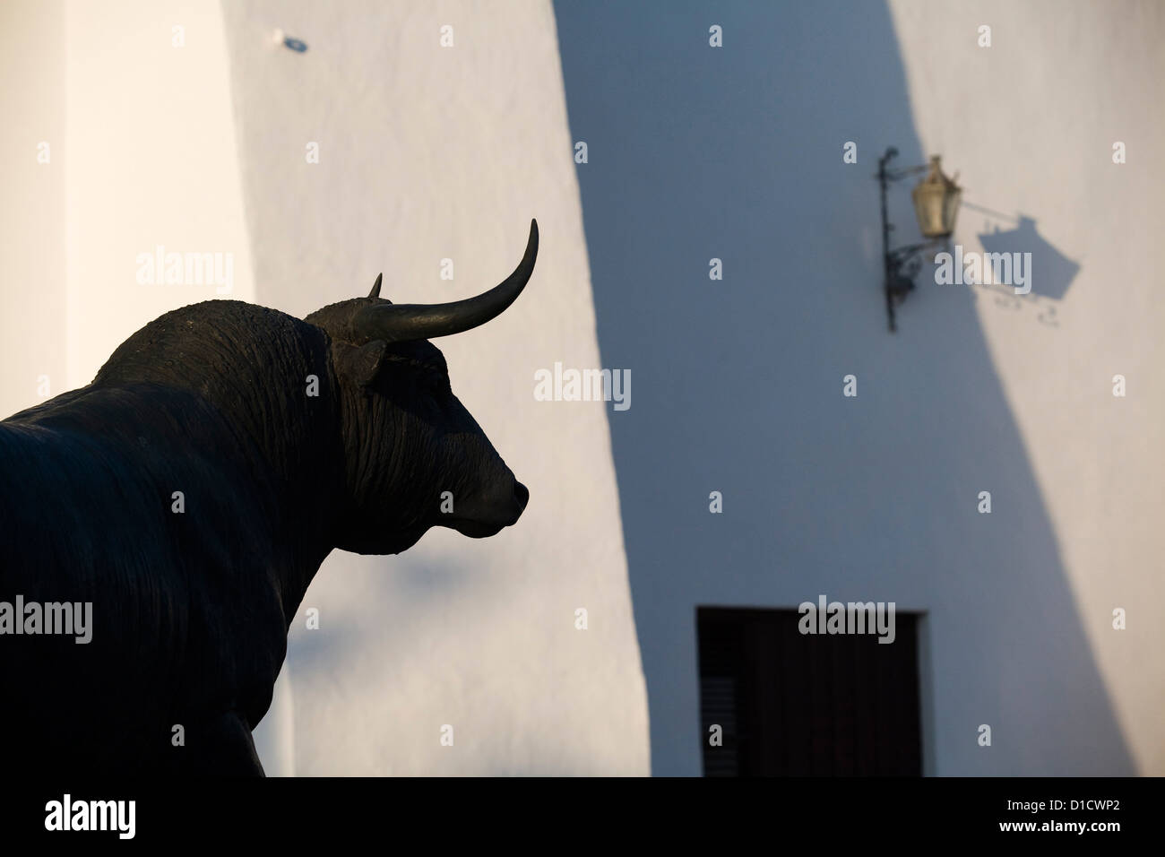 Ronda, Spanien, Skulptur eines Stieres vor der Stierkampfarena Stockfoto