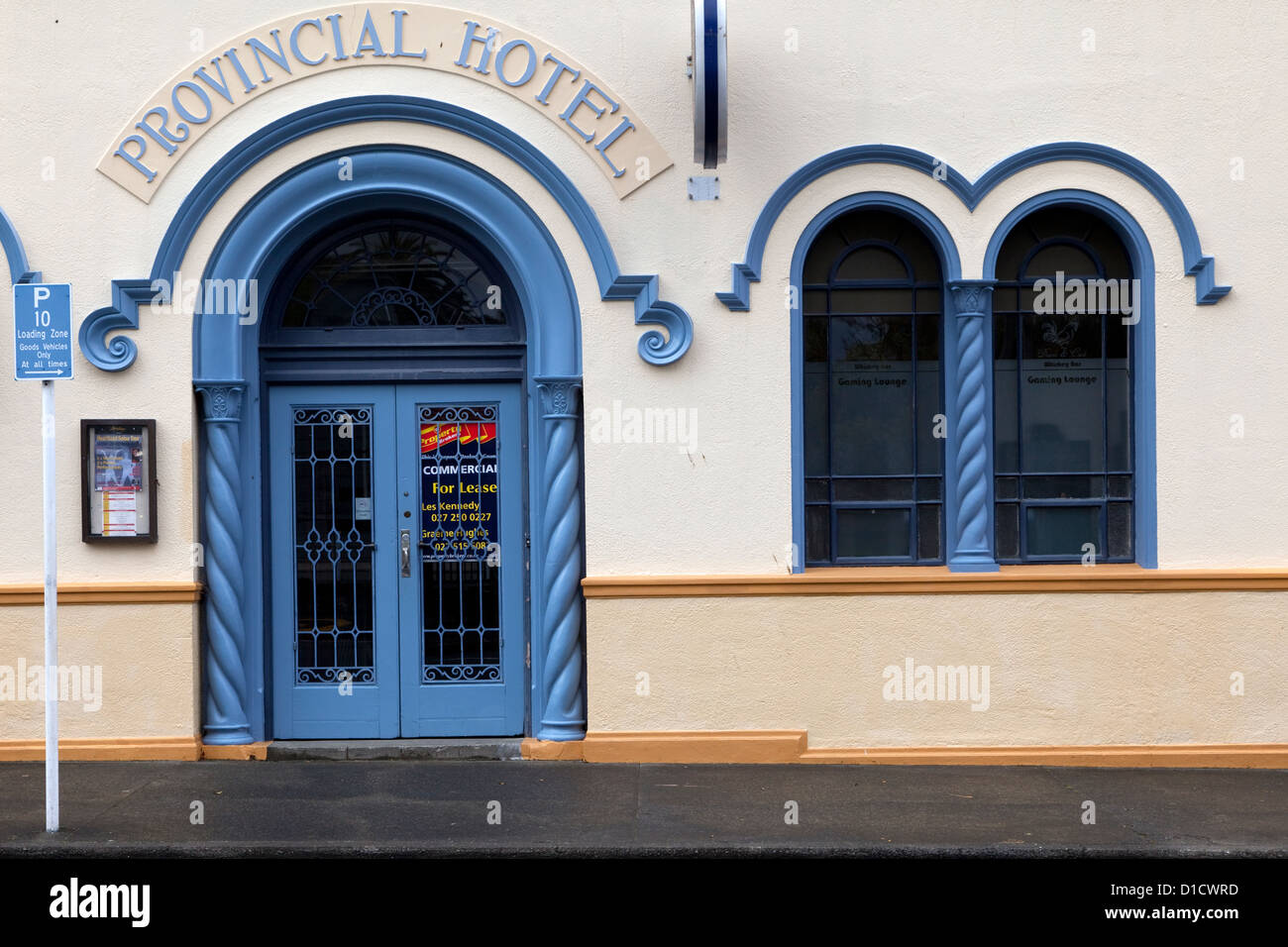 Provincial Hotel, spanische Mission Stil, Napier, Neuseeland. Ursprünglich erbaut 1873, umgebaut im Jahre 1932 nach dem Erdbeben von 1931. Stockfoto
