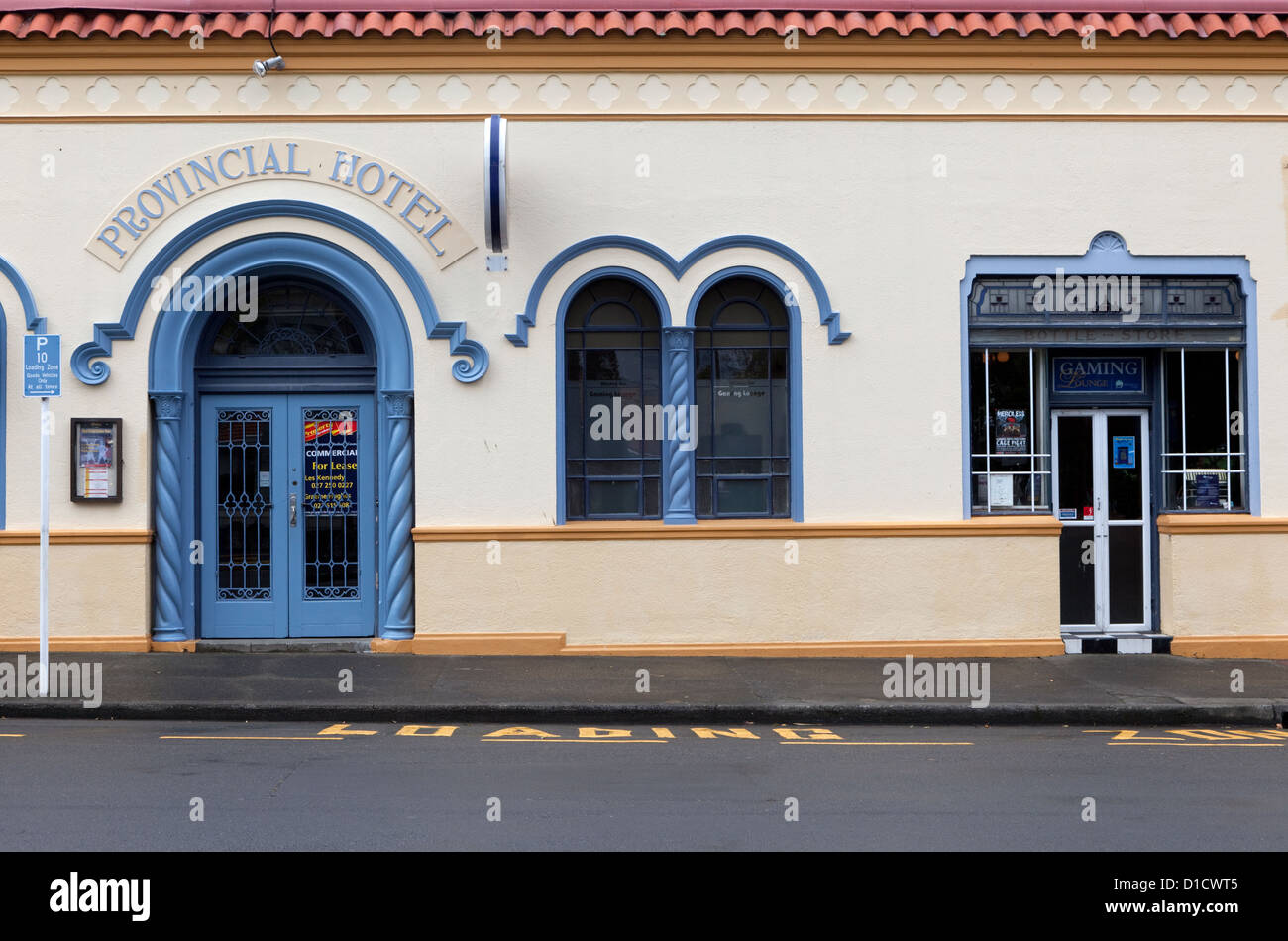 Provincial Hotel, spanische Mission Stil, Napier, Neuseeland. Ursprünglich erbaut 1873, umgebaut im Jahre 1932 nach dem Erdbeben von 1931. Stockfoto