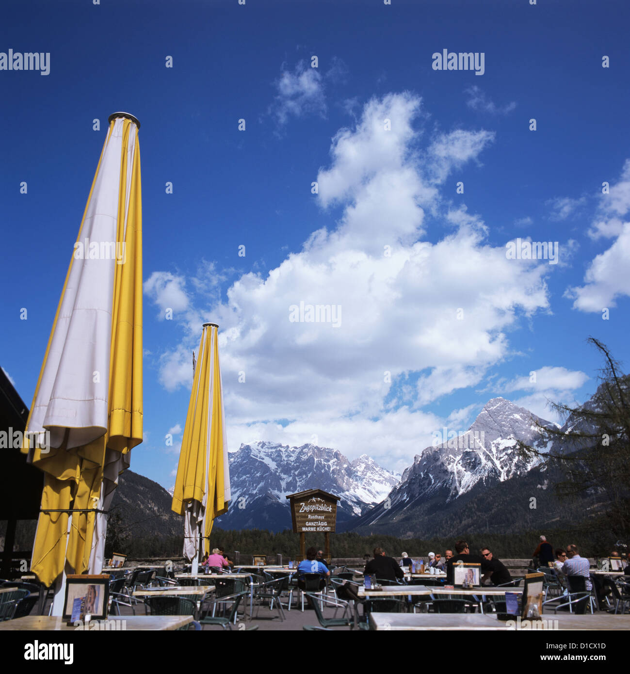 Ehrwald, Österreich, Ansicht der Zugspitze, Sonnenhut und Marie Berggipfel  Stockfotografie - Alamy