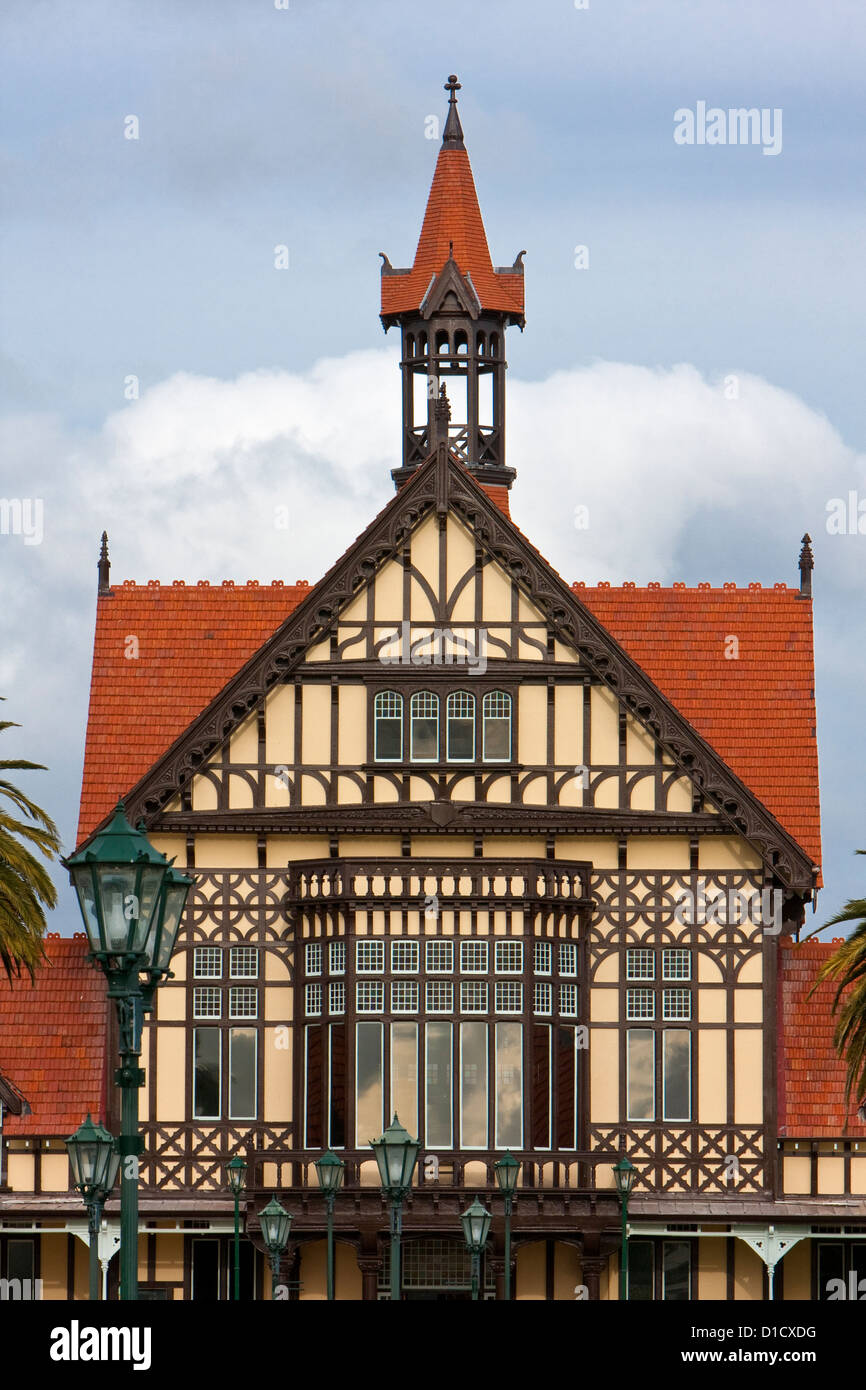 Rotorua Museum für Kunst und Geschichte, ehemals ein Spa, erbaut 1908 im Tudor-Stil. Rotorua, Nordinsel, Neuseeland. Stockfoto