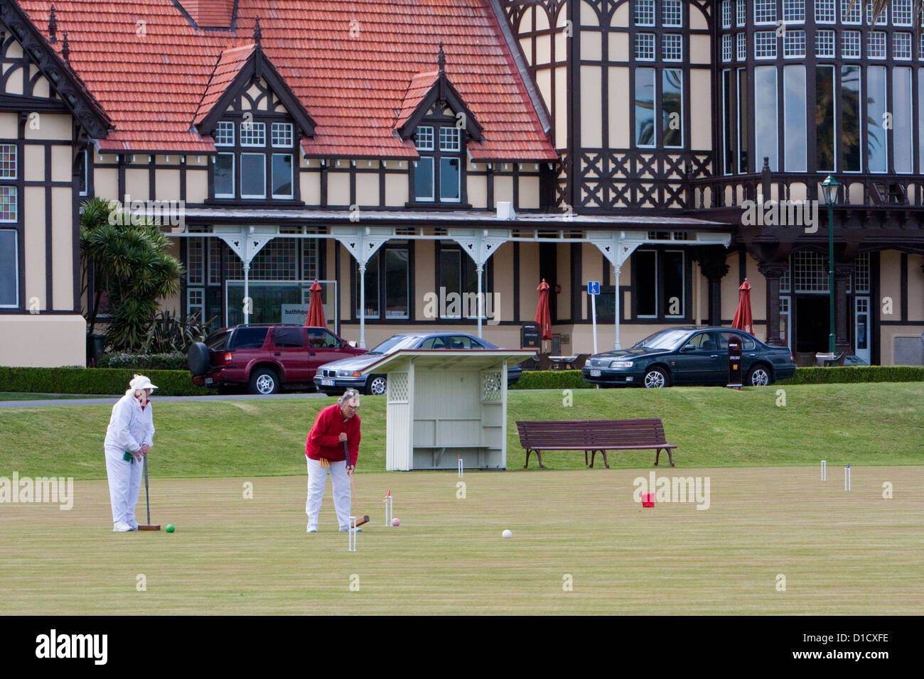 Spielen Krocket im Government Gardens, Museum (Thermen) im Hintergrund. Rotorua, Nordinsel, Neuseeland. Stockfoto