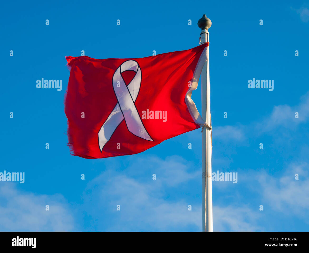 Weiße Band auf einem roten Hintergrund Flagge Kampagne gegen häusliche Gewalt gegen Frauen Stockfoto