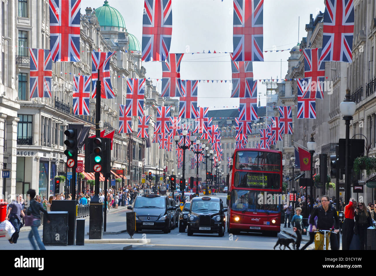Regent Straße, gesäumt mit Fahnen für Queen Elizabeth Diamond Jubilee Stockfoto