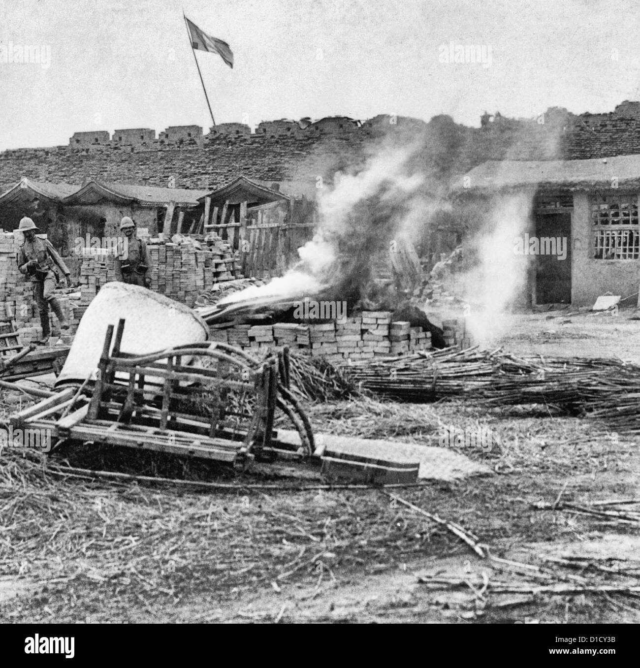 Nach Einnahme der Stadt - brennenden Körper von Chinesen außerhalb der Mauer am Südtor, Tientsin, China, 1901 Stockfoto