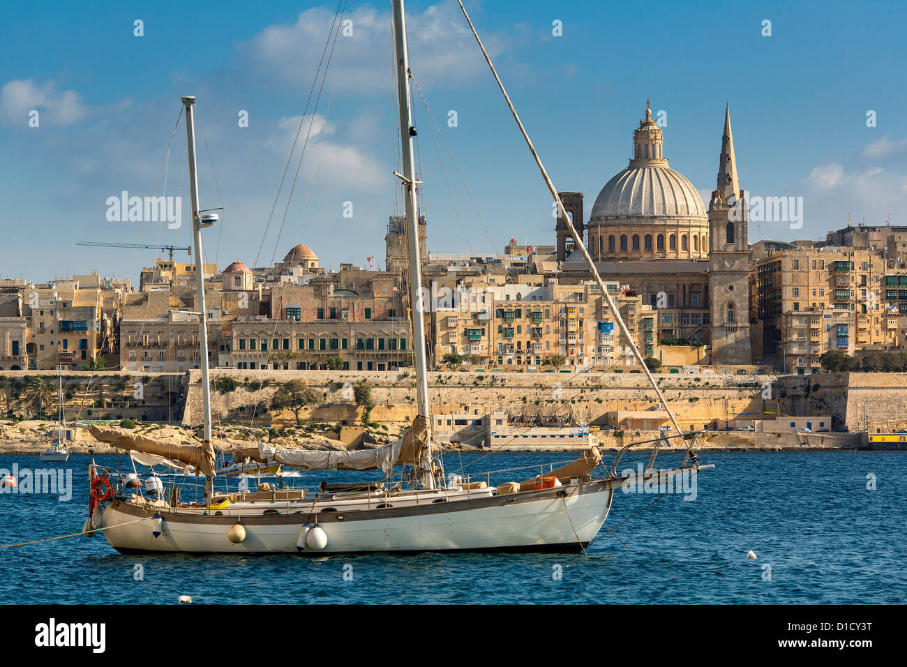 Malta, Valletta, Skyline mit St. Pauls Anglican Cathedral und Karmeliterkirche von Sliema Stockfoto