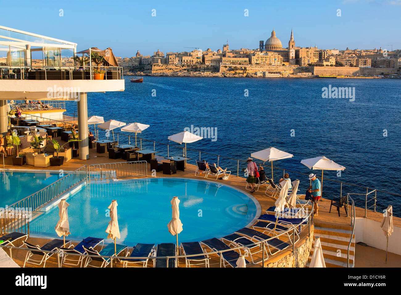 Valletta und Kuppel der Karmeliterkirche vom Schwimmbad in Sliema, Malta, Mittelmeer, Europa Stockfoto