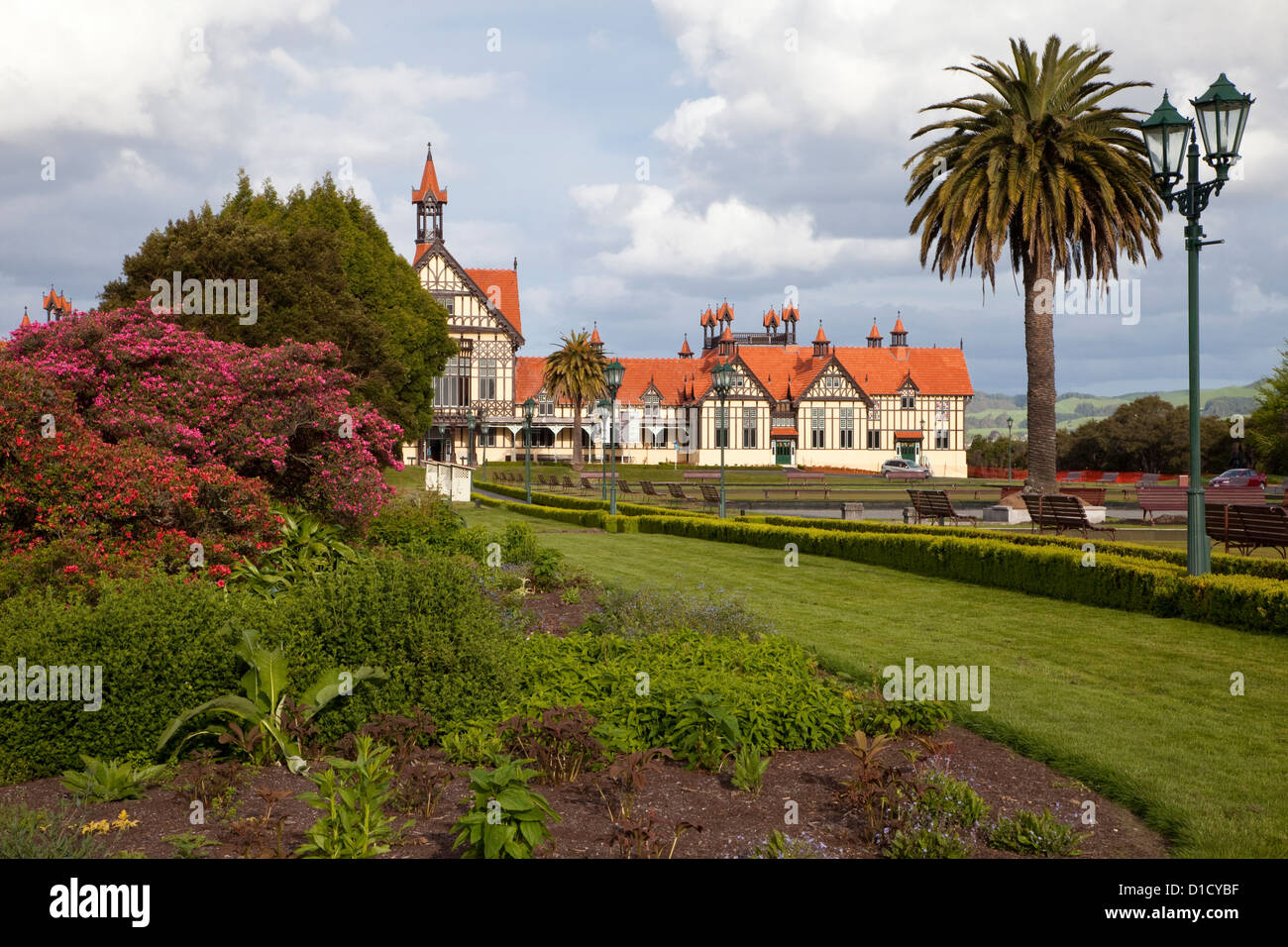 Government Gardens, Museum (Thermen) im Hintergrund. Rotorua, Nordinsel, Neuseeland. Stockfoto