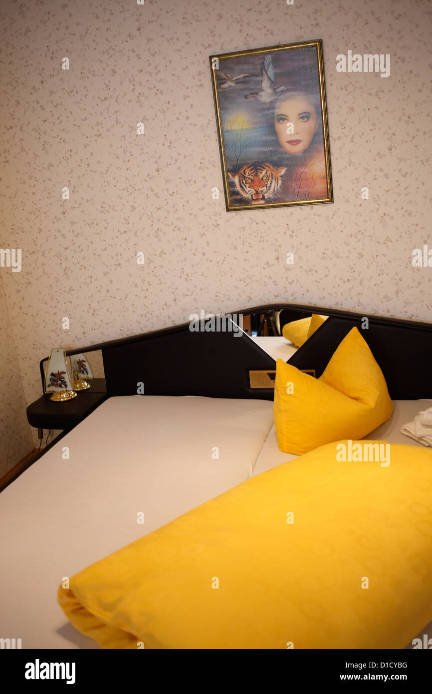 Schalkau, Deutschland, Hotelbett in einem Hotelzimmer Stockfoto