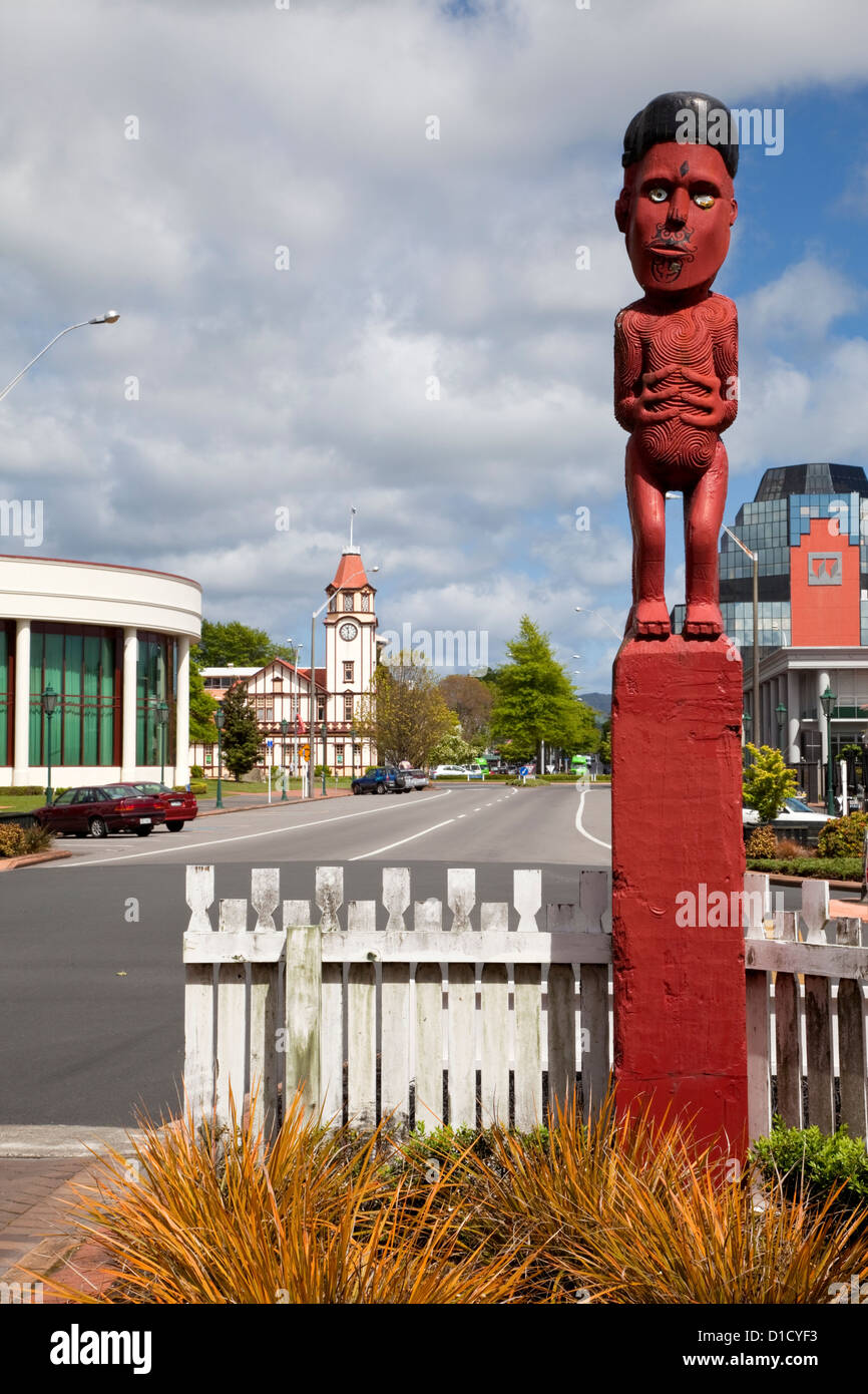 Maori-Totem und Stadt Turmuhr, bei der Ausfahrt aus Government Gardens. Rotorua, Nordinsel, Neuseeland. Stockfoto