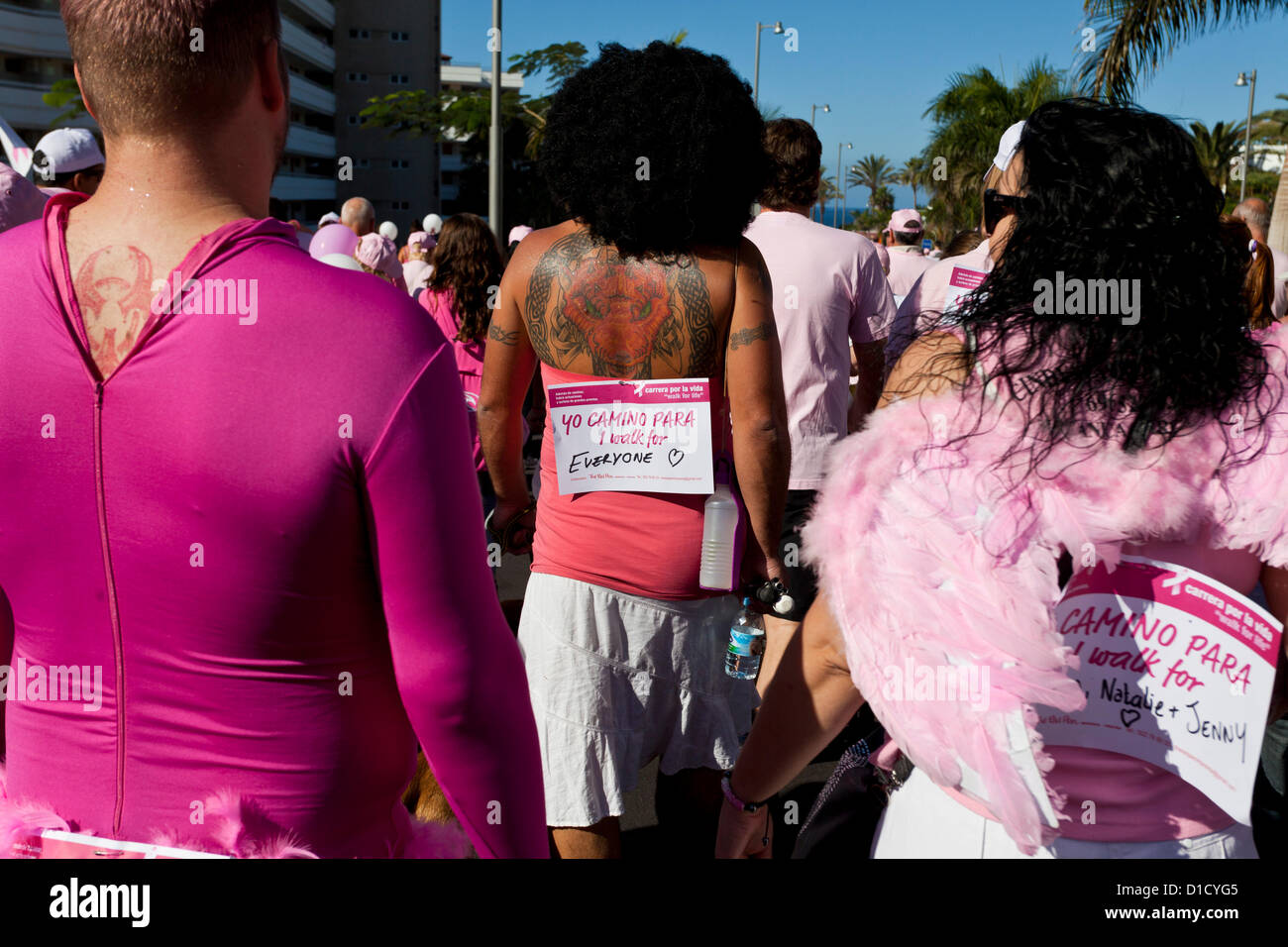 Über 2300 Menschen hob mehr als 16.000 Euro für wohltätige Zwecke arbeiten, um Brustkrebs zu bekämpfen, zu Fuß von der Magma-Zentrum in Las Americas, Los Cristianos, Teneriffa, Kanarische Inseln, Spanien. 16.12.2012. Stockfoto