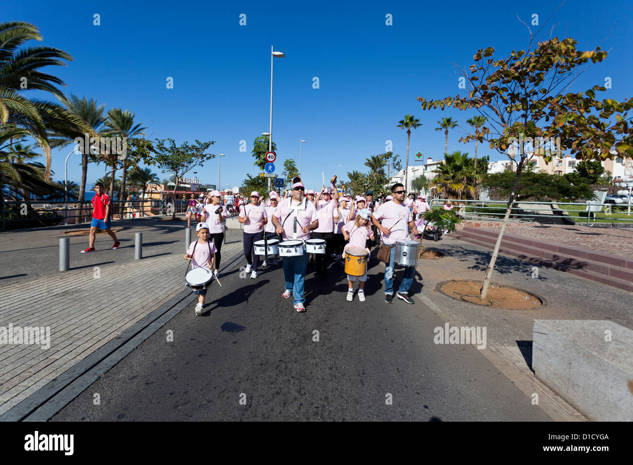 Über 2300 Menschen hob mehr als 16.000 Euro für wohltätige Zwecke arbeiten, um Brustkrebs zu bekämpfen, zu Fuß von der Magma-Zentrum in Las Americas, Los Cristianos, Teneriffa, Kanarische Inseln, Spanien. 16.12.2012. Stockfoto