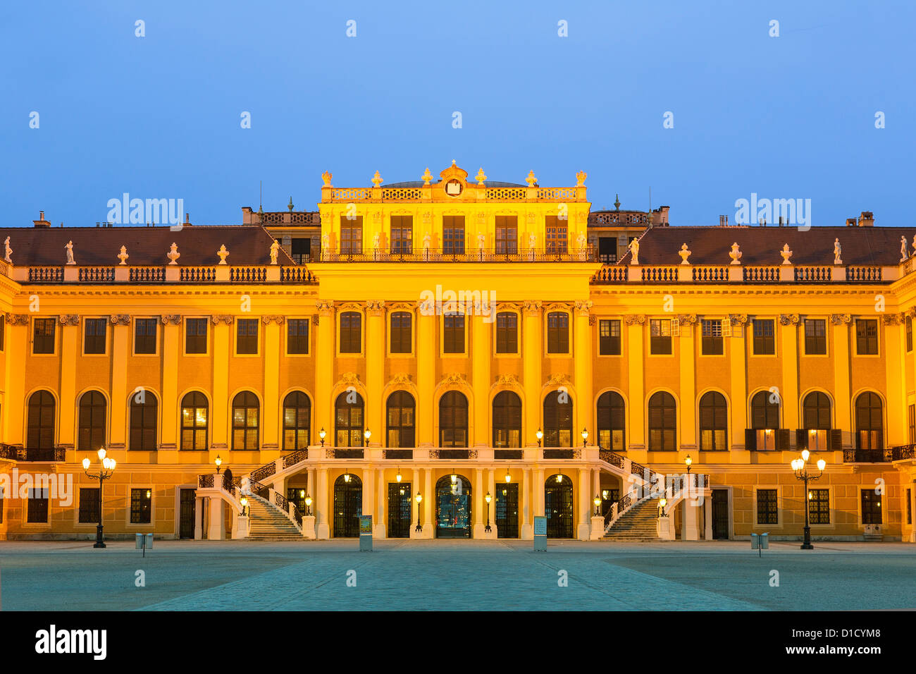 Österreich, Wien, Schloss Schönbrunn in der Abenddämmerung Stockfoto