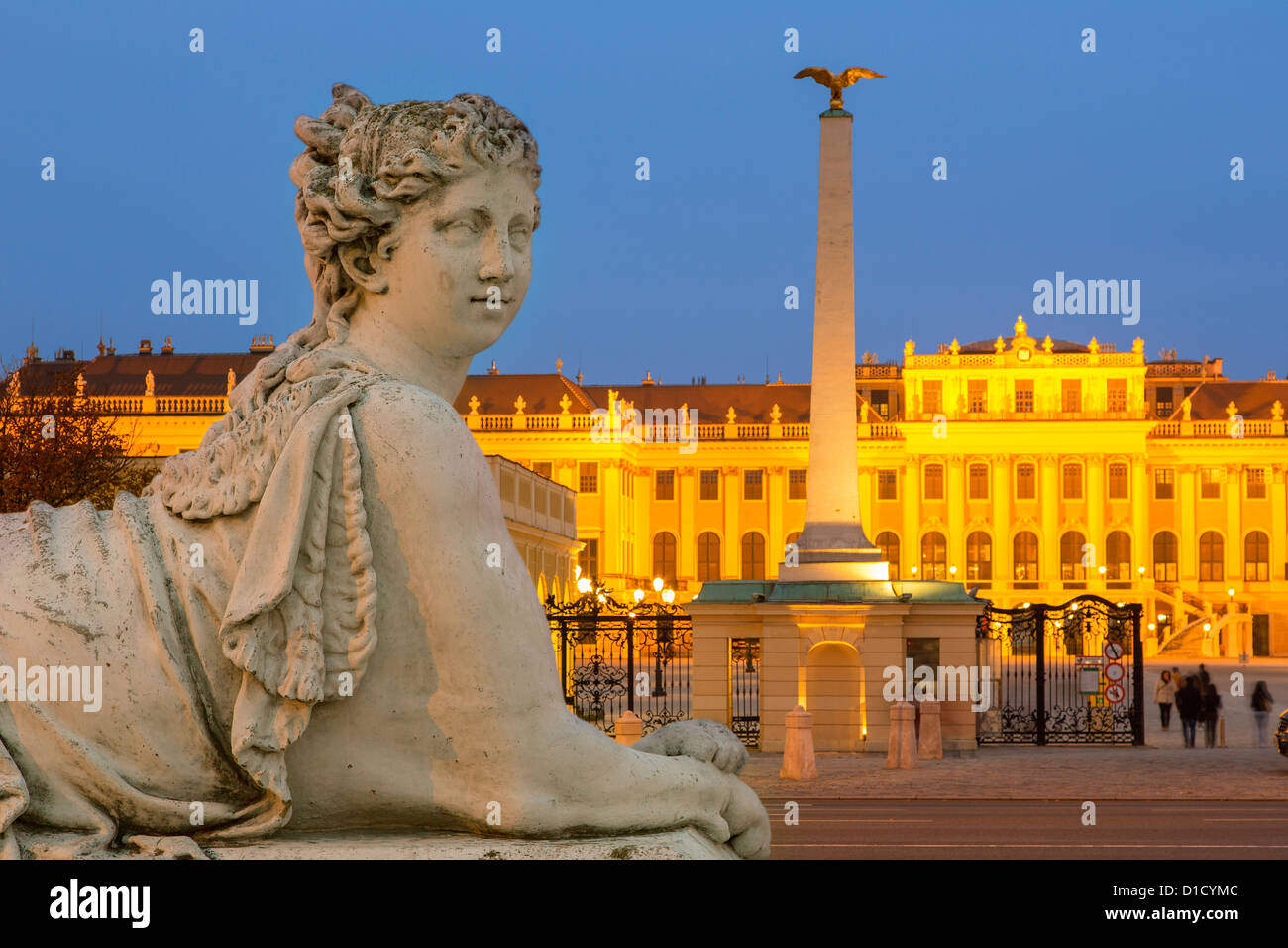 Österreich, Wien, Schloss Schönbrunn in der Abenddämmerung Stockfoto