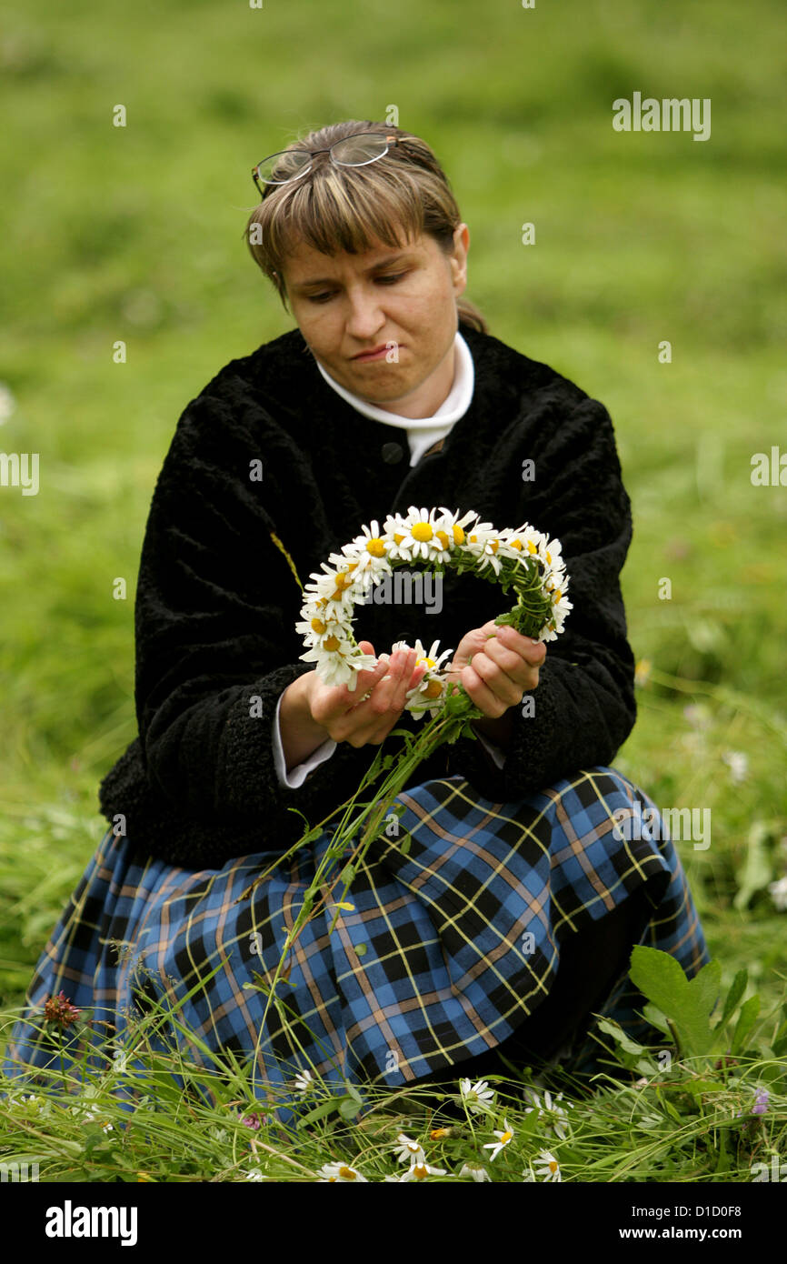 Frau mit einem Blumenkranz Tschechien Stockfoto