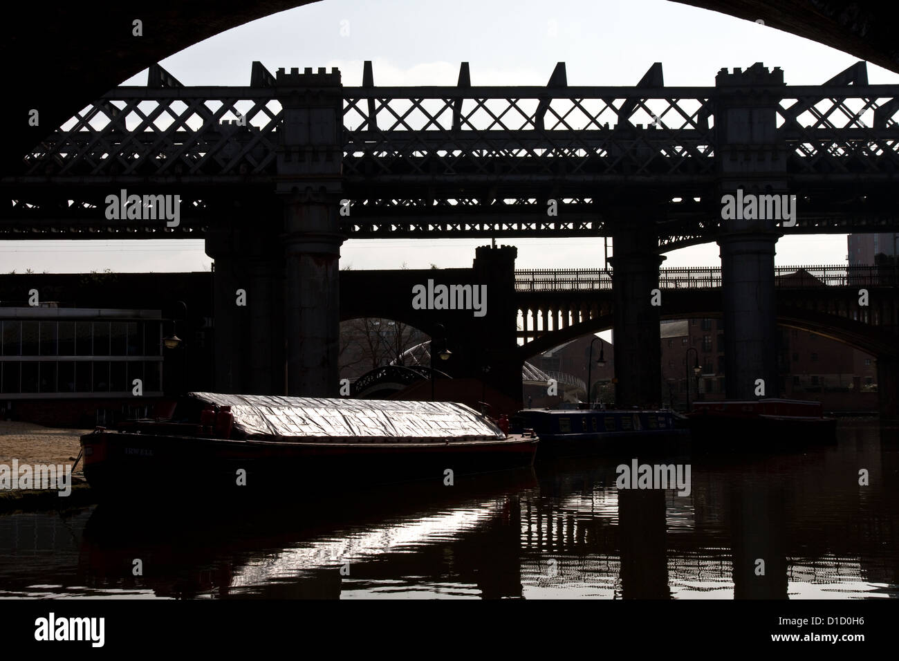 Eisenbahn-Viadukte und Kanal-Becken, Castlefield, (Urban Heritage Park und Naturschutzgebiet), Manchester, England, UK Stockfoto