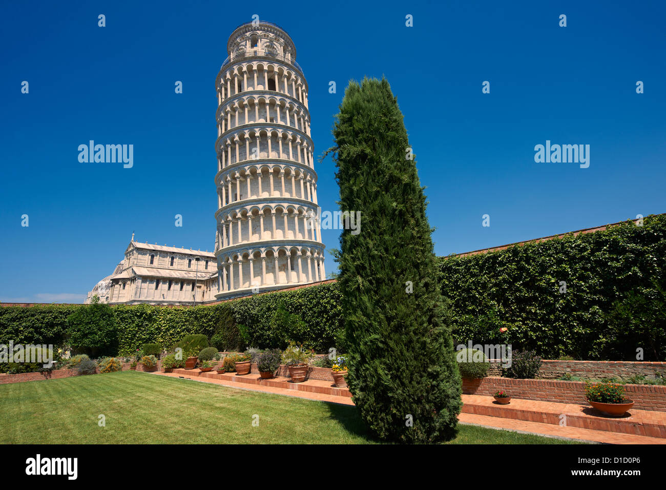 Der Schiefe Turm von Pisa, Italien vor blauem Himmel Stockfoto