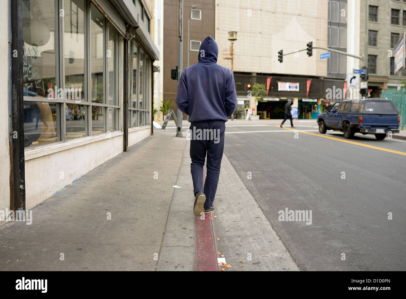 Los Angeles Mann geht Kerb Bürgersteig Stockfoto