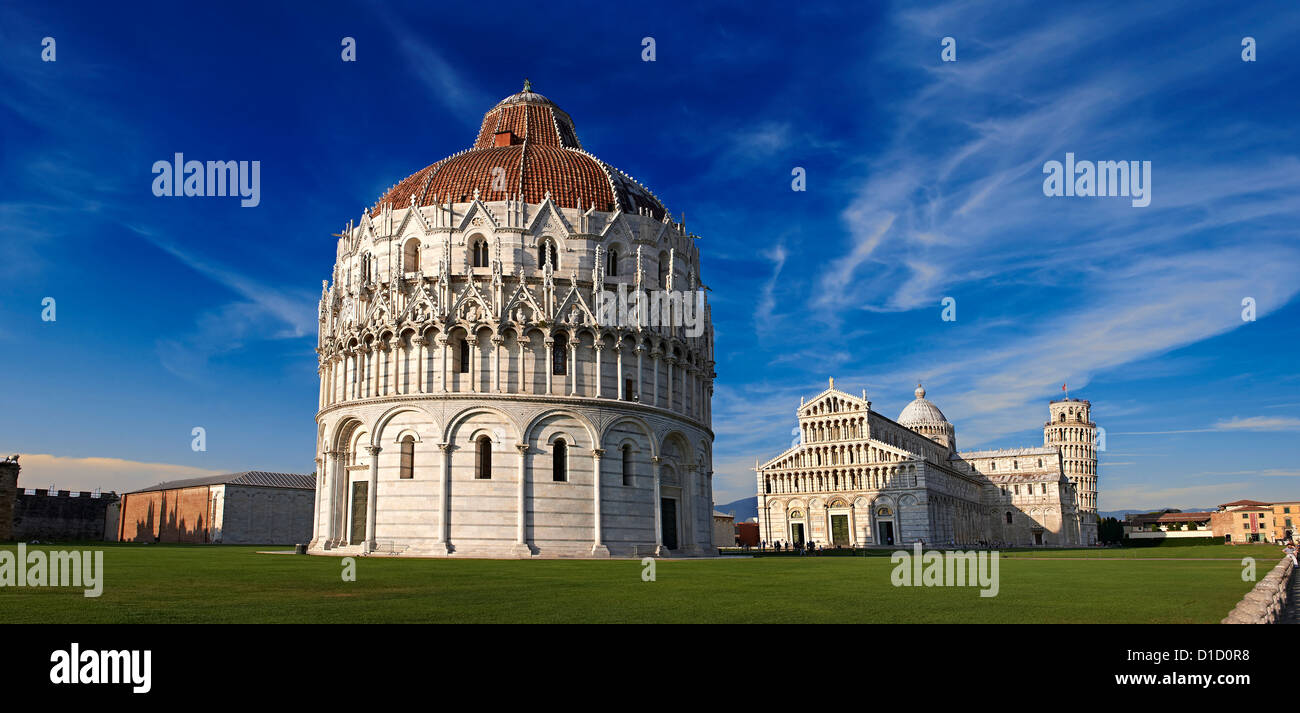 Panoramablick Außenansicht des Bapristry und Dom von Pisa, Italien Stockfoto