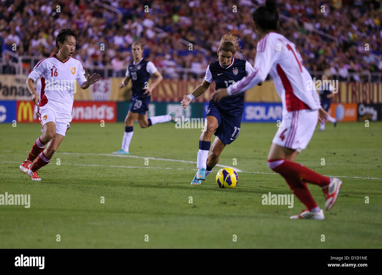 BOCA RATON, FL - 15 Dezember: Tobin Heath #17 der USA Kämpfe um den Ball gegen China im FAU-Stadion am 15. Dezember 2012 in Boca Raton, Florida USA China 4: 1 besiegt. Foto von Mauricio Paiz Stockfoto