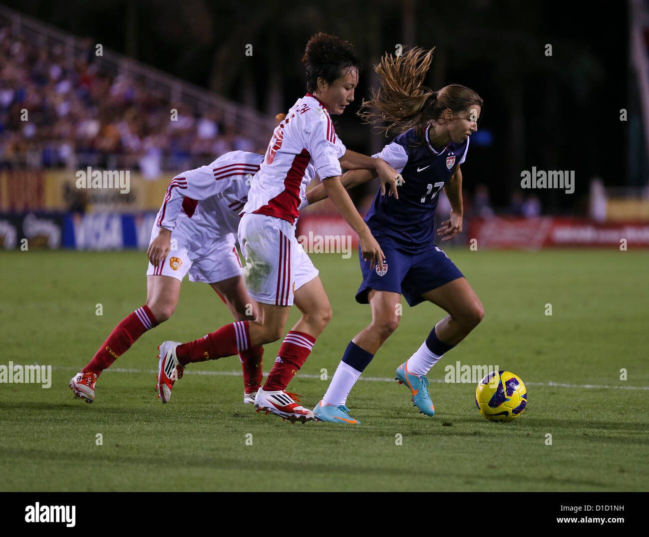 BOCA RATON, FL - 15 Dezember: Tobin Heath #17 der USA Kämpfe um den Ball gegen China im FAU-Stadion am 15. Dezember 2012 in Boca Raton, Florida USA China 4: 1 besiegt. Foto von Mauricio Paiz Stockfoto