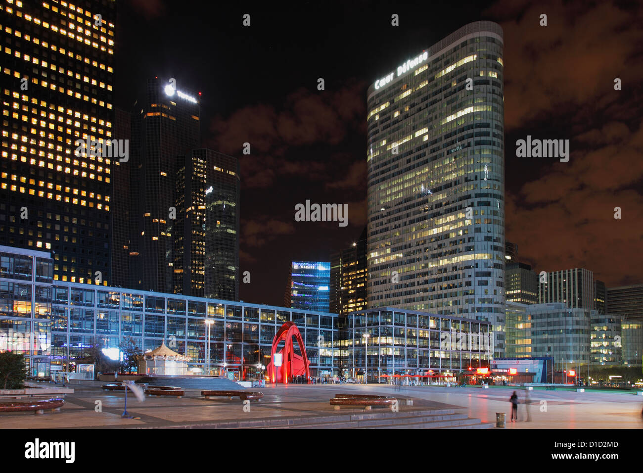 Coeur Défense Turm und Sitz der Mineralölunternehmen TOTAL im Finanz-und Geschäftszentrum La Défense in Paris bei Nacht Stockfoto