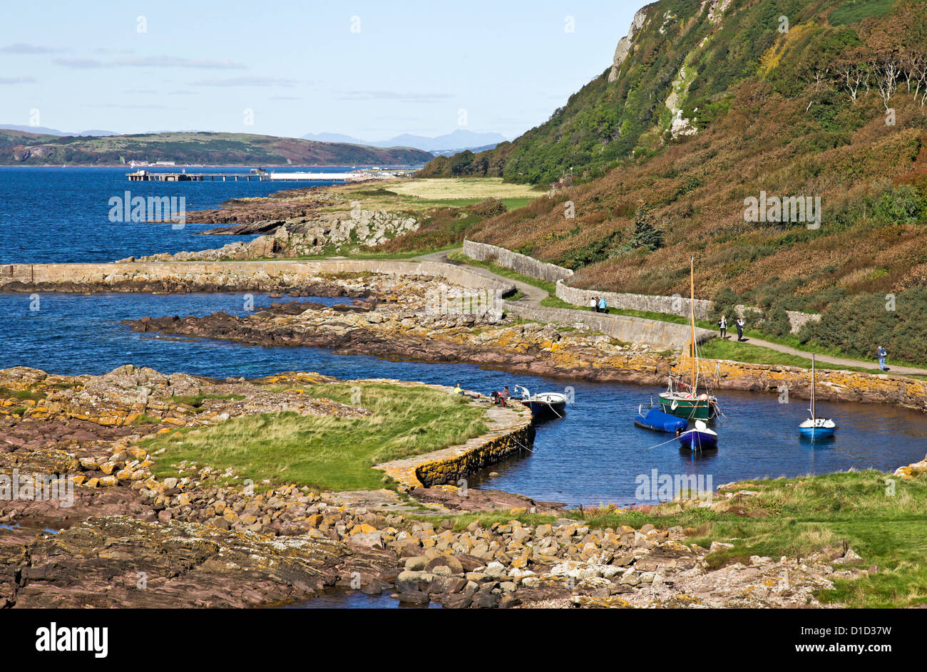 Erhöhten Blick auf Hafen von Portencross, in der Nähe von West Kilbride, North Ayrshire, Schottland, Vereinigtes Königreich. Little Cumbrae ist im Hintergrund. Stockfoto