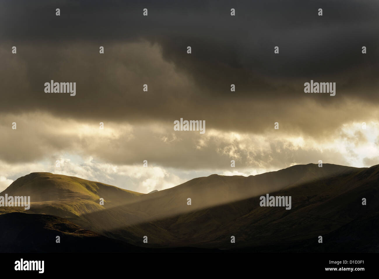 Ein Strahl von Sonnenlicht in Snowdonia Stockfoto