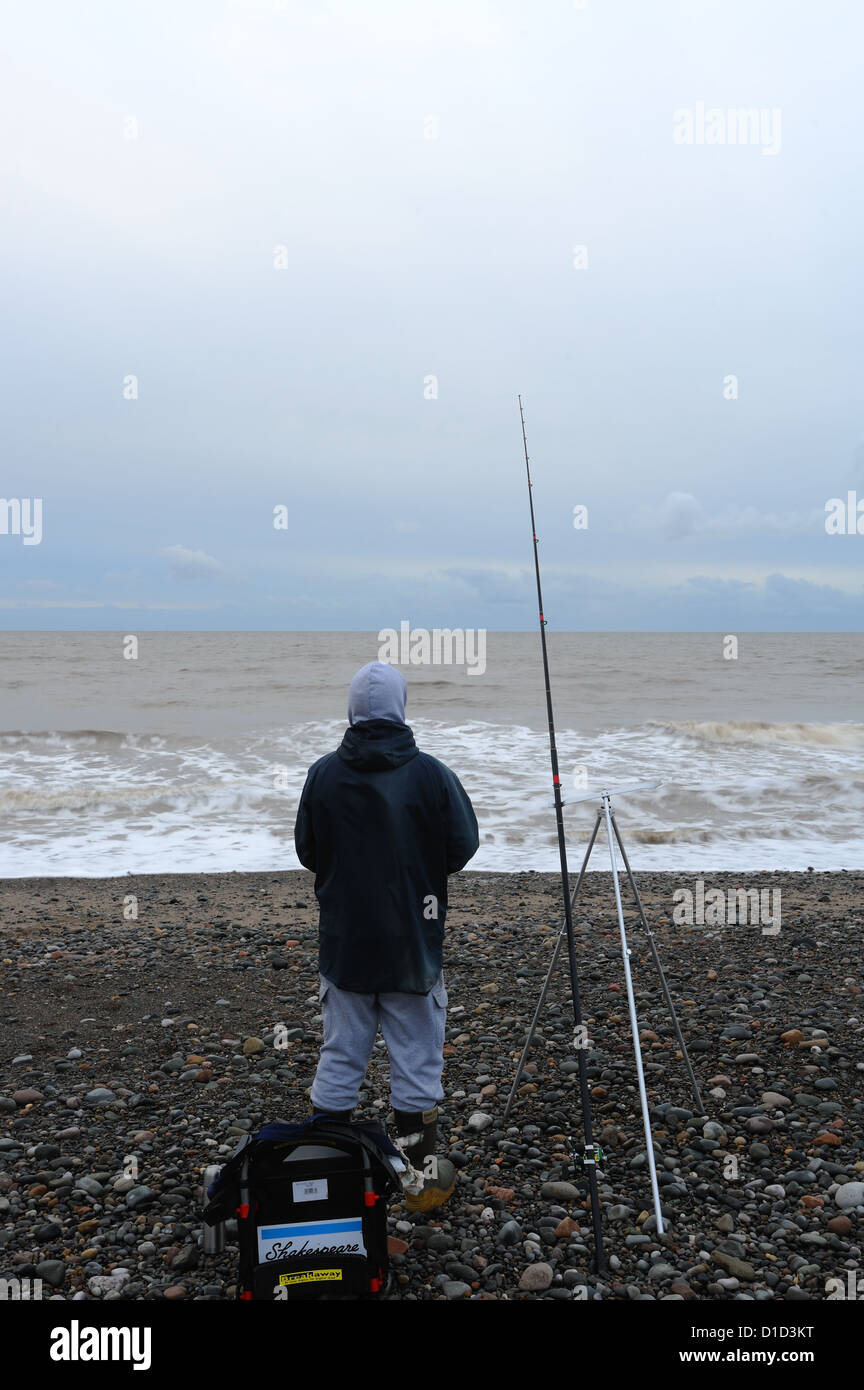 Fischer am Strand warten auf einen Biss Stockfoto