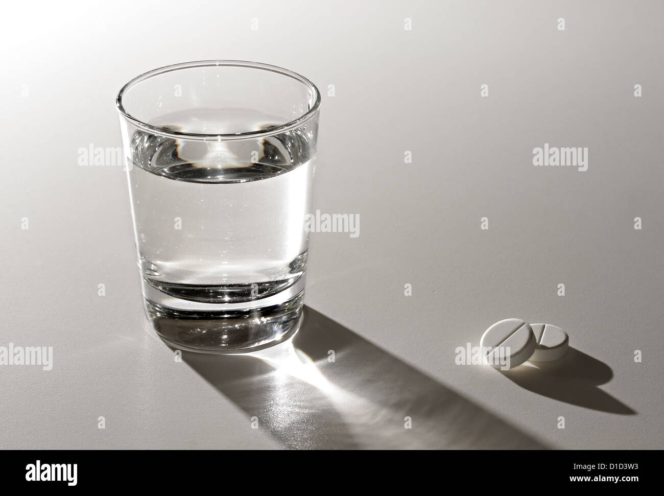 Glas Wasser und Aspirin. Stockfoto