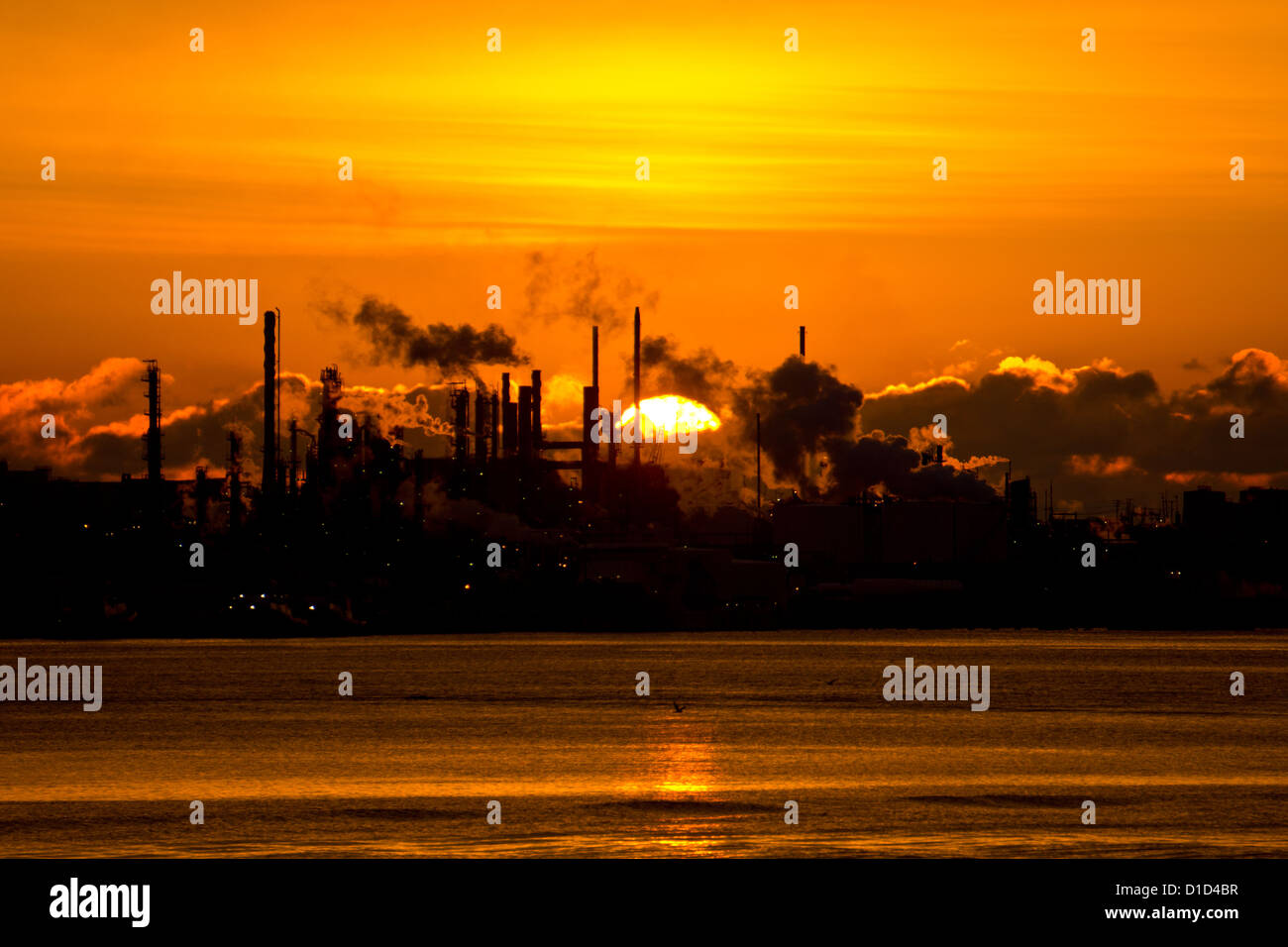 Die Sonne geht über die Imperial OIl Refinery in Dartmouth, Nova Scotia. Stockfoto