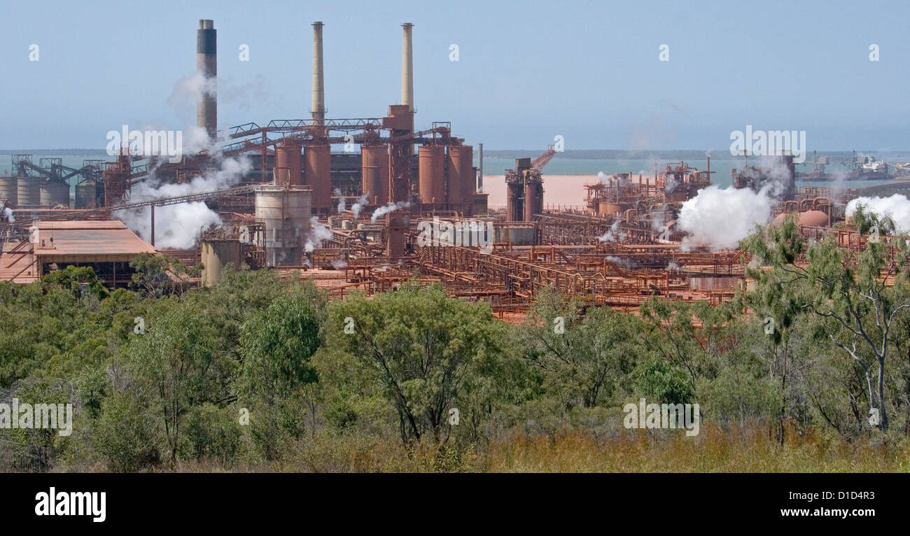 Aluminium / Aluminium Schmelzer Industriekomplex an der Küste von Gladstone Queensland Australien mit Meer im Hintergrund Stockfoto