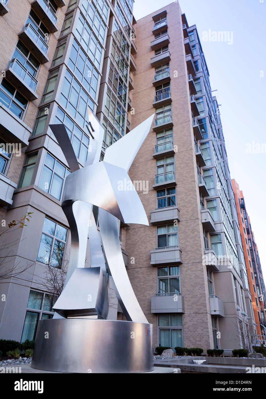 Edelstahl-Skulptur vor Gebäude Stockfoto