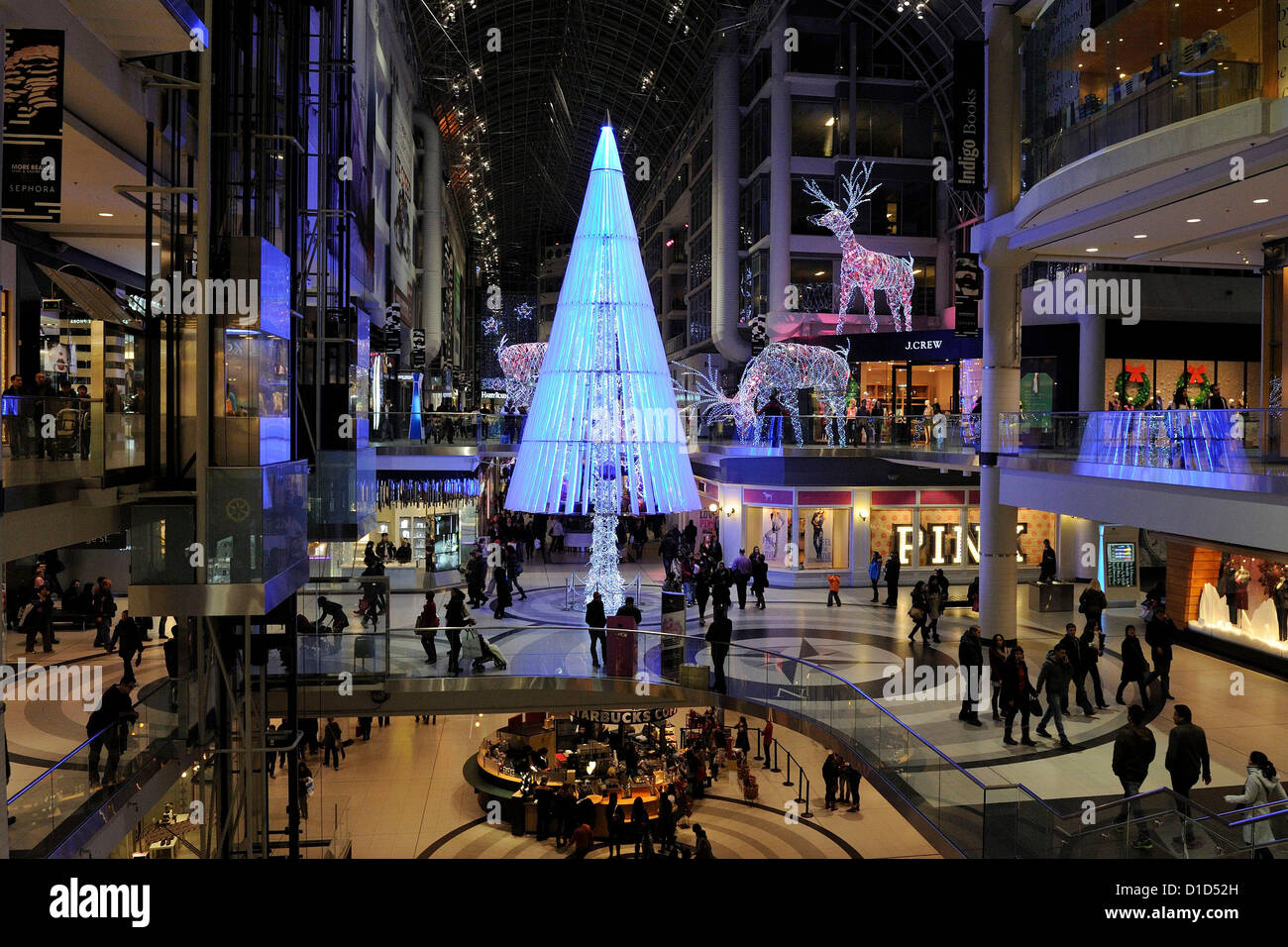 Weihnachtsschmuck in Toronto Eaton Centre mit einer neuen One of a Kind-Weihnachtsbaum. Stockfoto