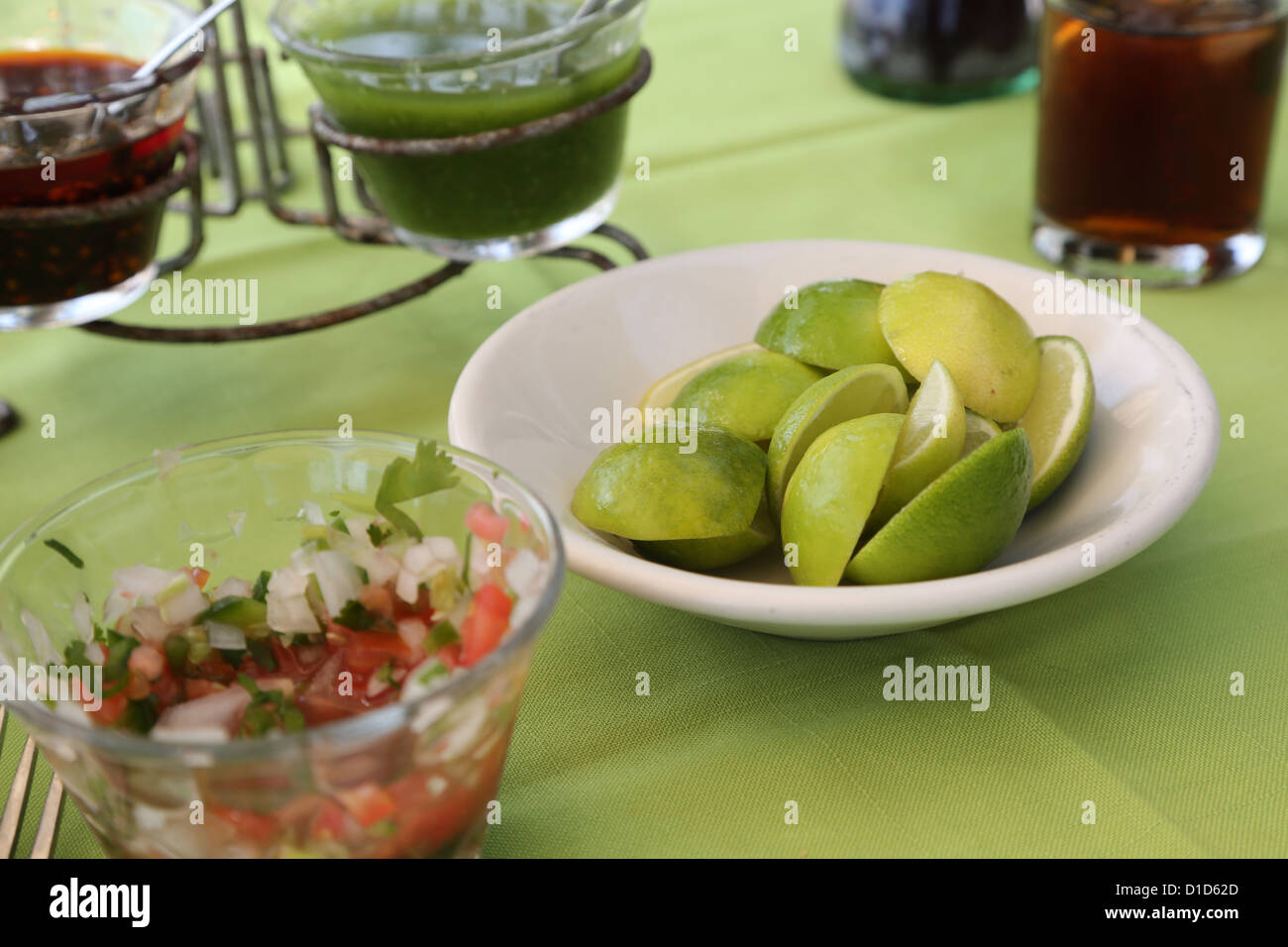 Eine Schüssel mit Limetten und anderen Gewürzen auf einem Tisch in Punta de Mita, Nayarit, Mexiko. Stockfoto