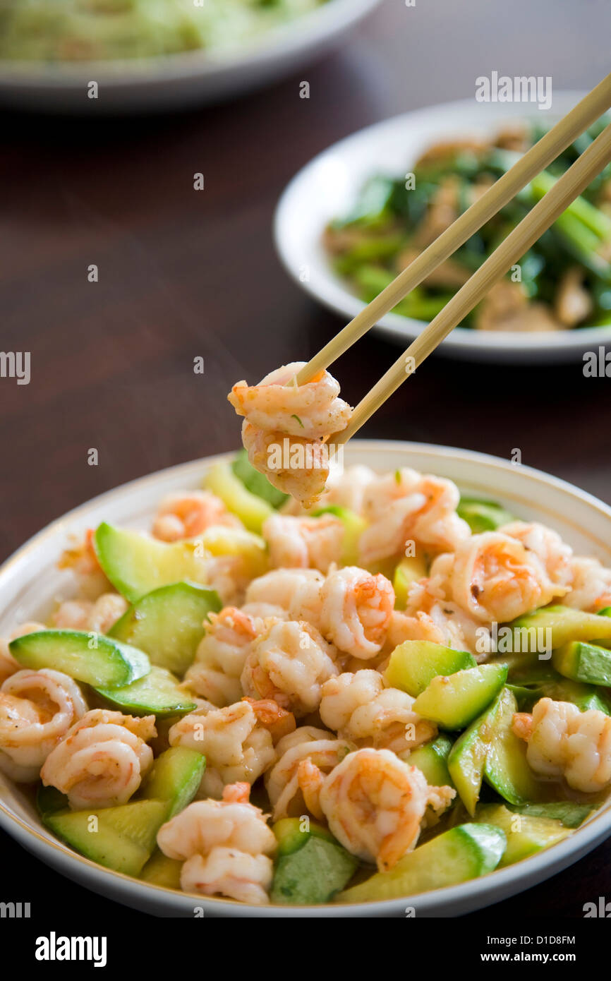 Chinesisches Essen - gekochte Garnelen mit Stäbchen Stockfoto