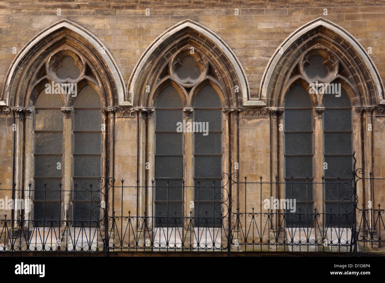 Verbleites Glasfenster der Sint-Servatius-Basilika in Maastricht. Stockfoto