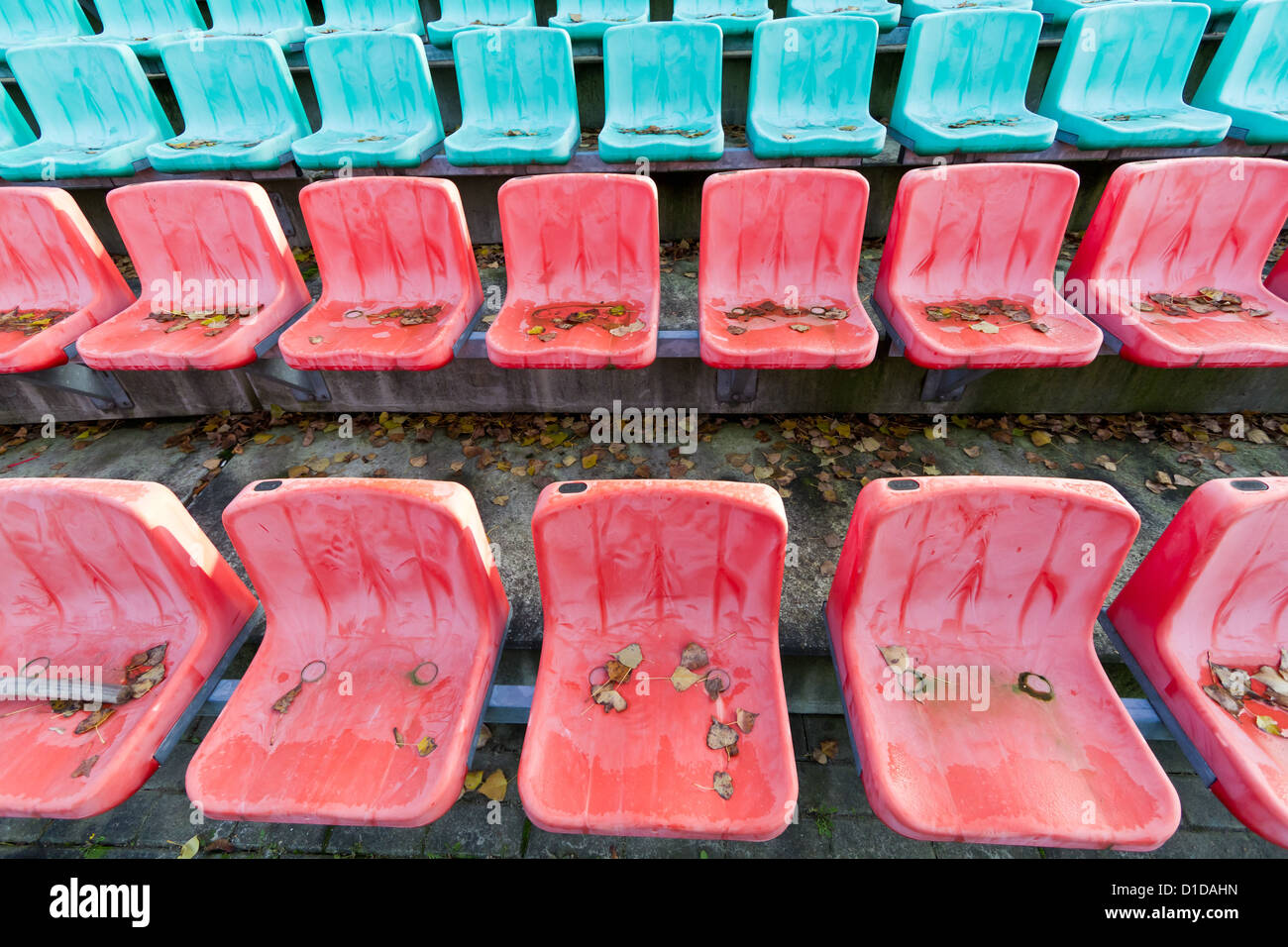 Bunte Plastikstühle im Friedrich-Ludwig-Jahn-Stadion in Berlin, Deutschland Stockfoto