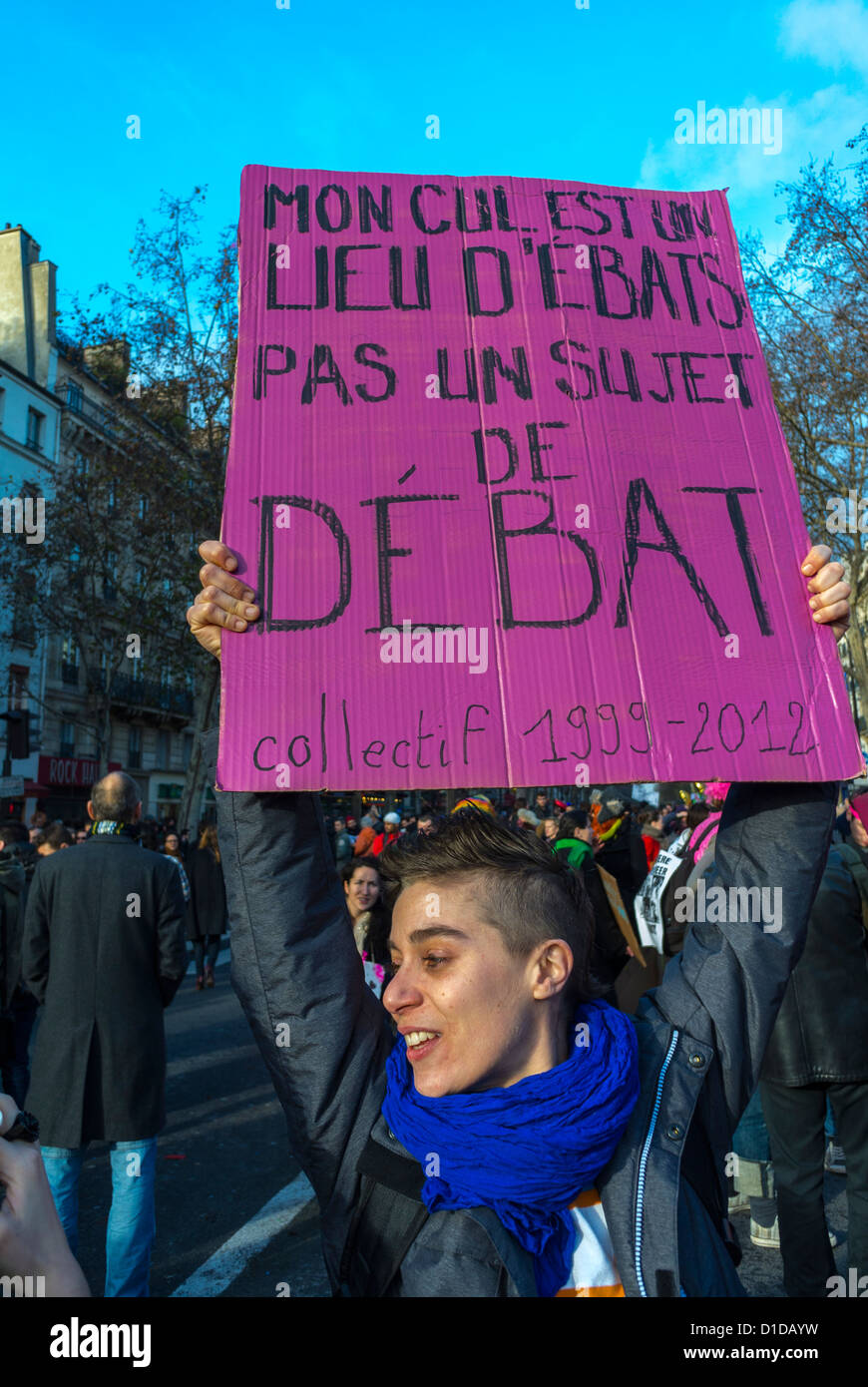 Paris, Frankreich, Frau hält Protestschild, in Gay Marriage Demonstration, 'Pink Block' LGBT Aktivismus , 'Mein Arsch ist ein Ort für Auswürfe, kein Ort für Debatten' (Collectif 1999-2012) Kundgebung, Ehebungsbewegung, lgbtq Demonstranten mit Plakat Stockfoto