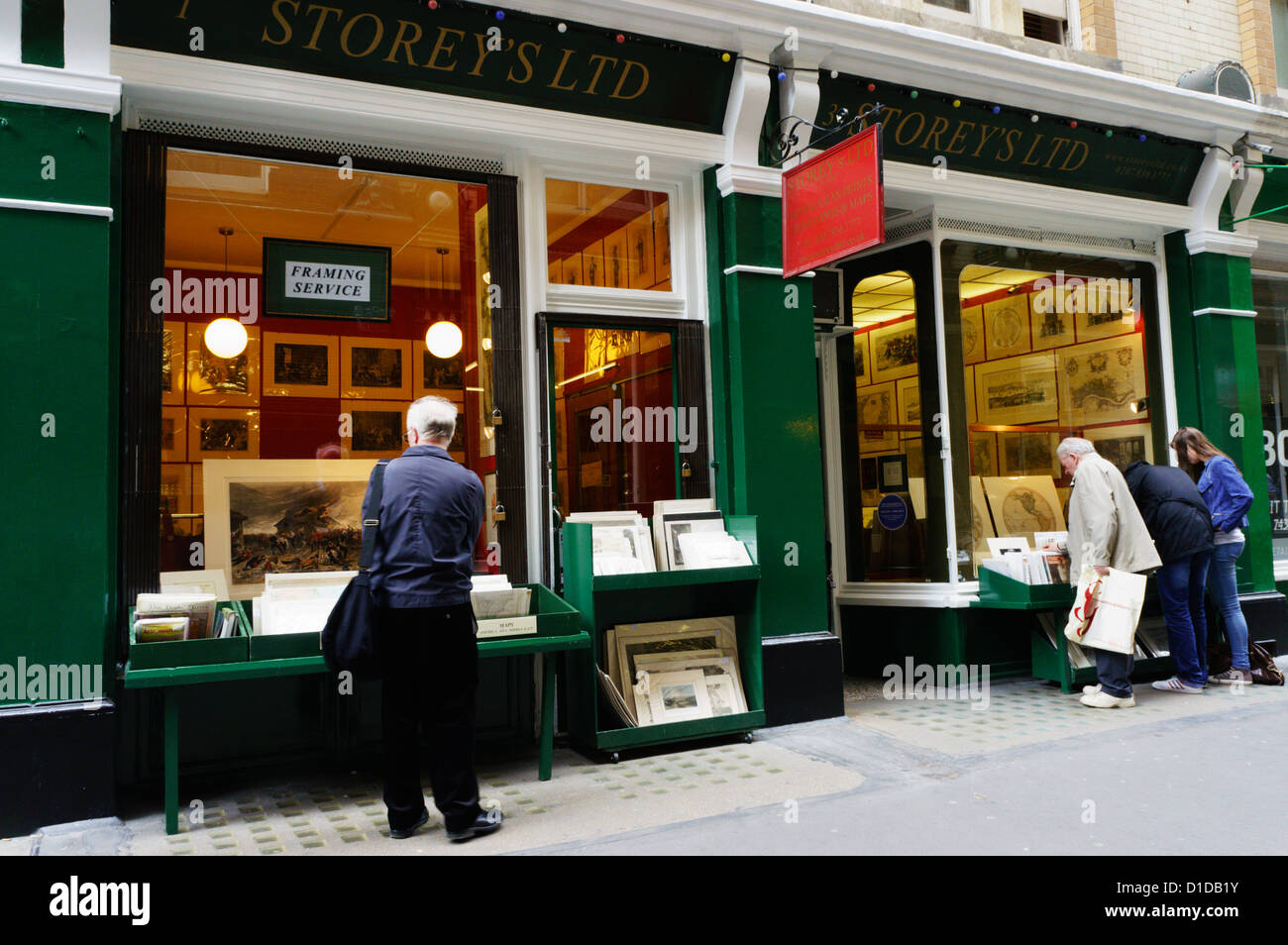 Menschen Surfen in den Schaufenstern der Buchhandlungen in Cecil Court im Zentrum von London. Stockfoto
