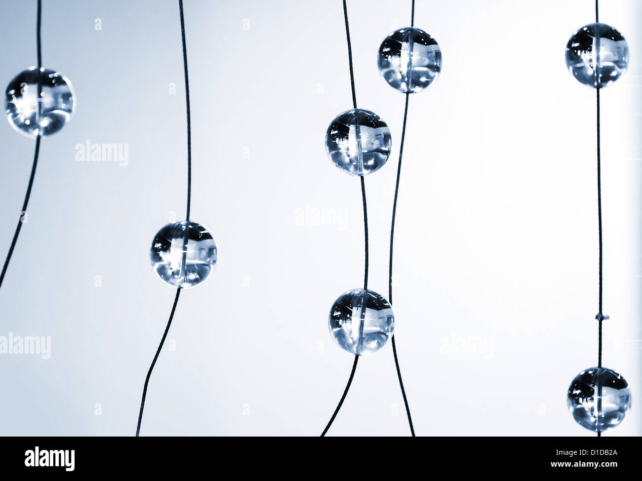 Abstrakte blauen einfarbigen Hintergrund mit Glaselementen kugelförmiges Design der moderne Kronleuchter Stockfoto