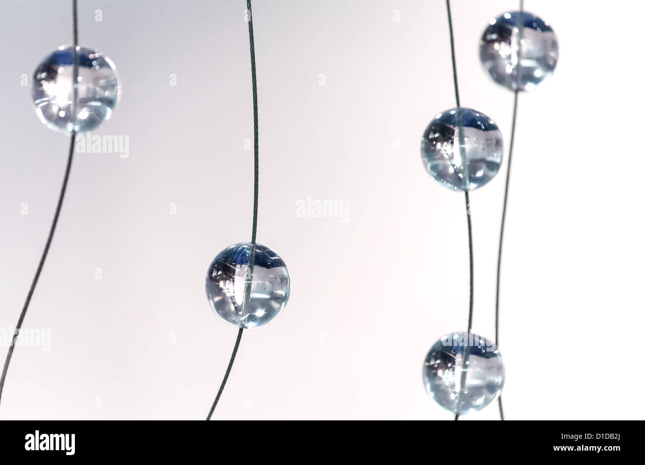 Abstrakte Einfarbiger Hintergrund mit Glaselementen kugelförmiges Design der moderne Kronleuchter Stockfoto
