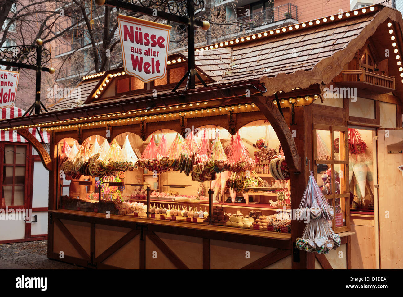 Traditioneller Weihnachtsmarkt hölzernen stall verkauft Süßigkeiten, Schokolade und Bonbons am Potsdamer Platz, Berlin, Deutschland, Europa. Stockfoto