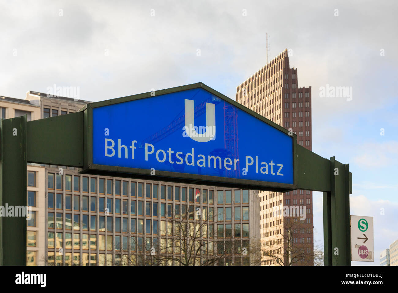 BHF Potsdamer Platz u-Bahnstation Schild am Eingang mit modernen Gebäuden über im Potsdamer Platz, Berlin, Deutschland Stockfoto